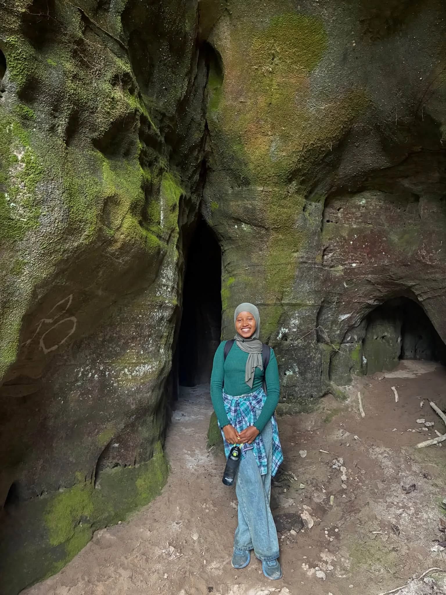 Bint Trip à l'entrée étroite de la grotte